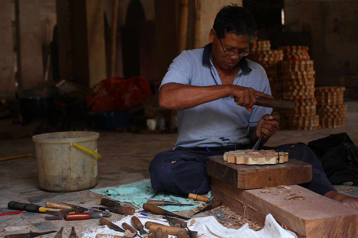 wood carver in Wat Wang Wiwekaram